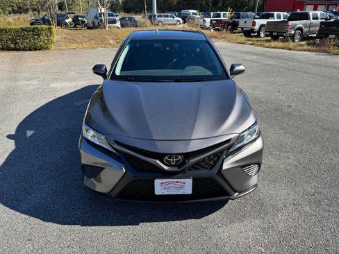 Used 2020 Toyota Camry SE image 2