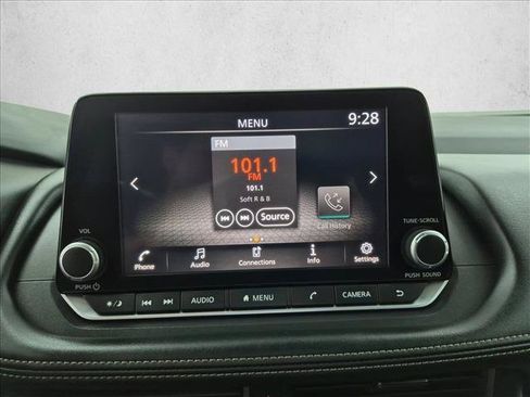 Used 2024 Nissan Rogue S FWD image 17