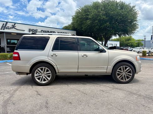 Used 2017 Ford Expedition Platinum RWD image 2