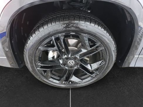 Used 2025 Volkswagen Tiguan SE R-Line AWD/4WD image 9