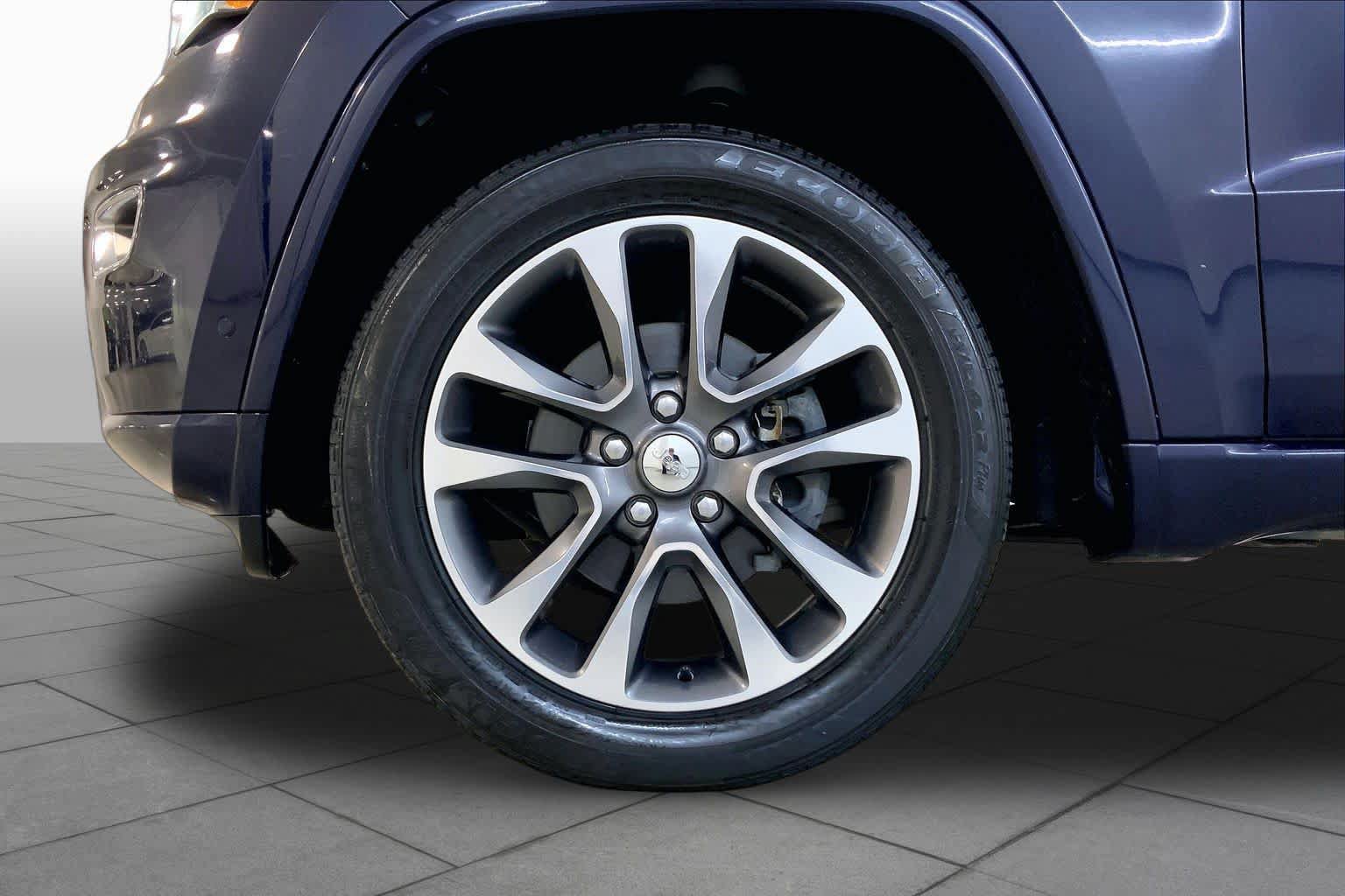 Used 2018 Jeep Grand Cherokee Overland AWD/4WD image 10