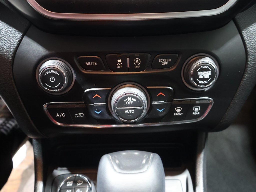Used 2019 Jeep Cherokee Trailhawk w/ Cold Weather Group AWD/4WD image 31