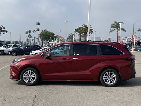 Used 2025 Toyota Sienna XLE image 2