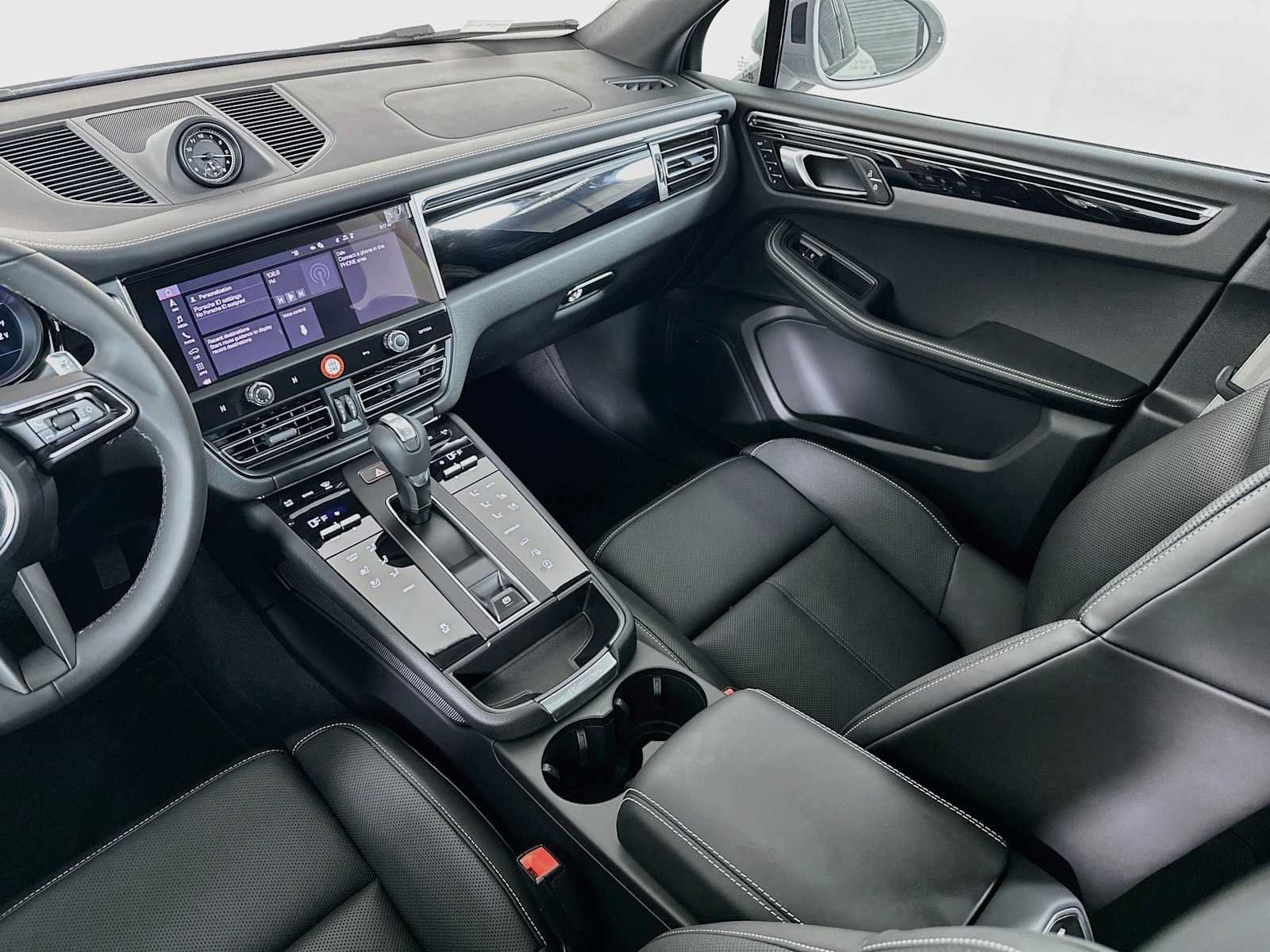 Certified 2025 Porsche Macan AWD/4WD image 25