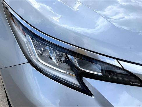 Used 2021 Toyota Sienna Limited image 28