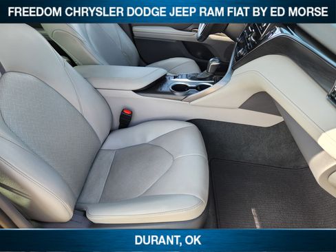 Used 2023 Toyota Camry XLE image 11