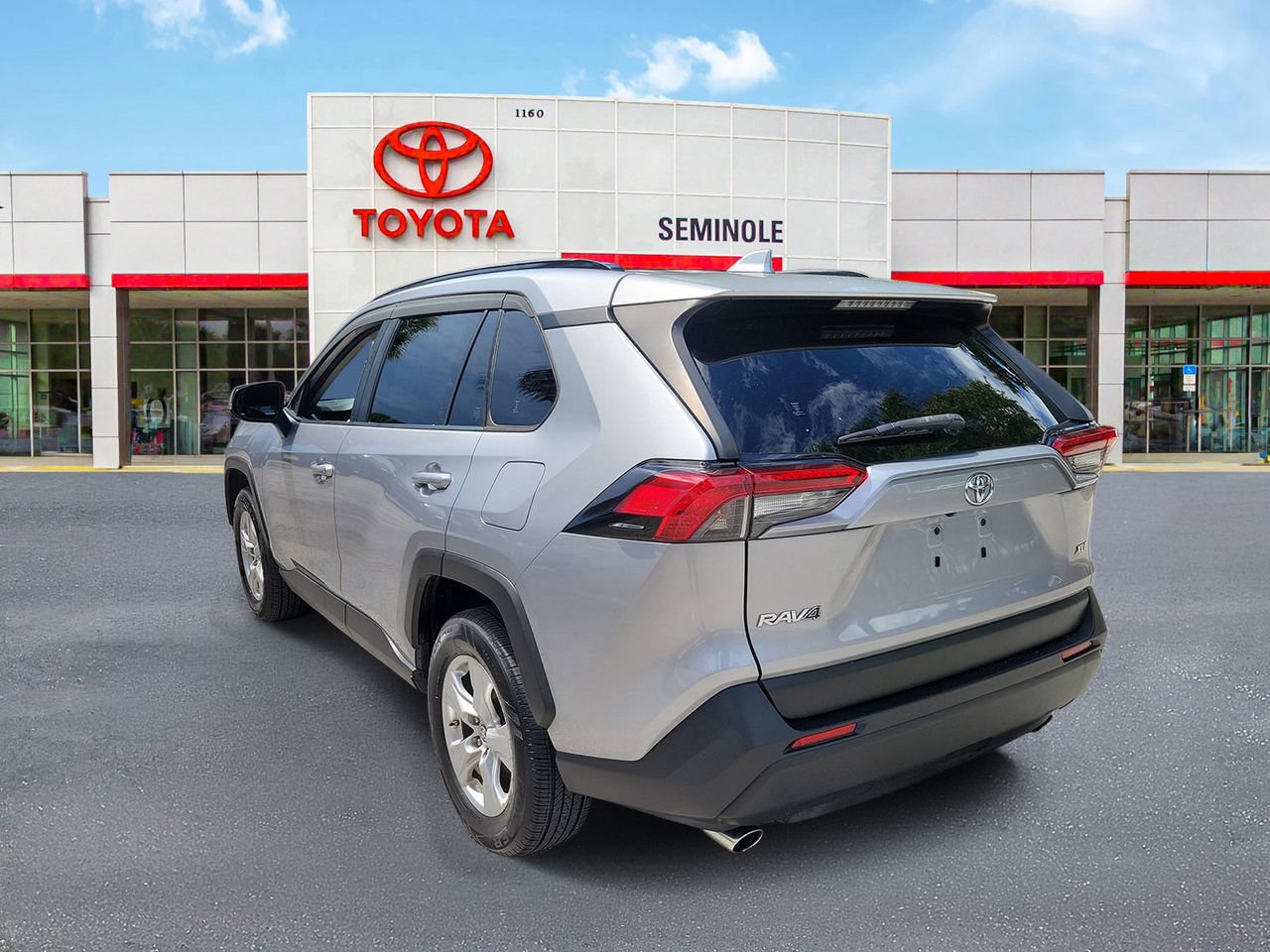 Used 2019 Toyota RAV4 XLE FWD image 4
