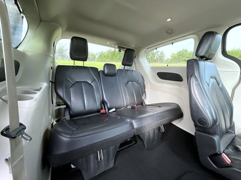 Used 2022 Chrysler Pacifica Touring-L FWD image 21