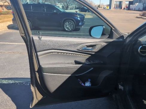 Used 2024 Chevrolet Trax LT w/ Sunroof Package image 4