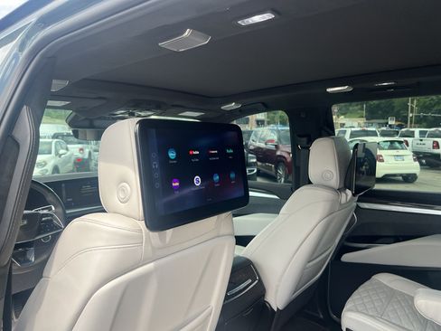 Used 2025 Cadillac Escalade V AWD/4WD image 8
