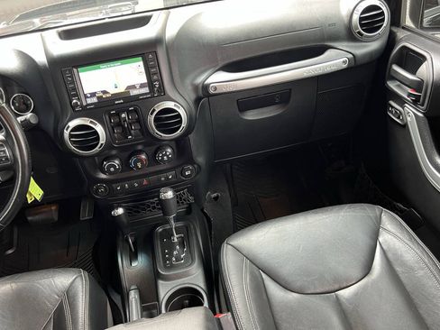 Used 2015 Jeep Wrangler Unlimited Sahara w/ Connectivity Group AWD/4WD image 23