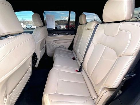 Used 2023 Jeep Grand Cherokee Limited image 28