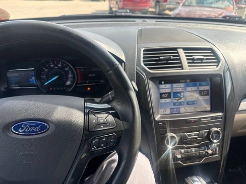 Used 2018 Ford Explorer XLT w/ Equipment Group 202A AWD/4WD image 13