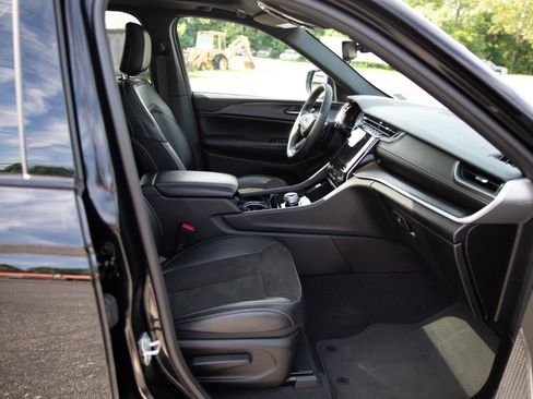 Used 2023 Jeep Grand Cherokee Altitude AWD/4WD image 24