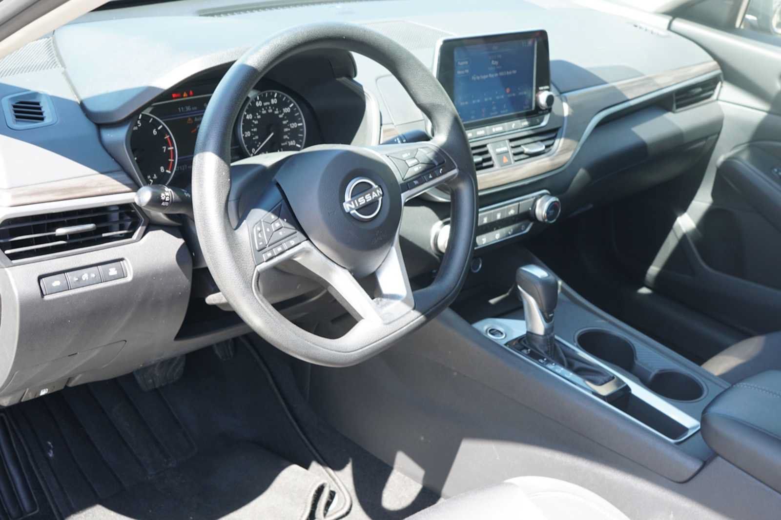 Used 2025 Nissan Altima 2.5 SV FWD image 6