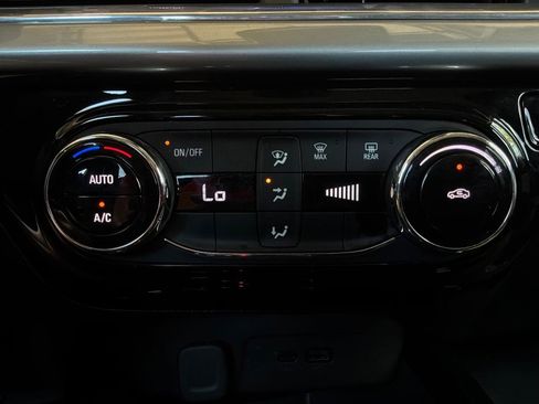 Used 2025 Chevrolet Trax LT FWD image 29