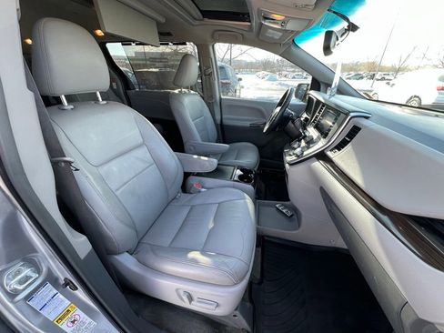 Used 2017 Toyota Sienna XLE image 31