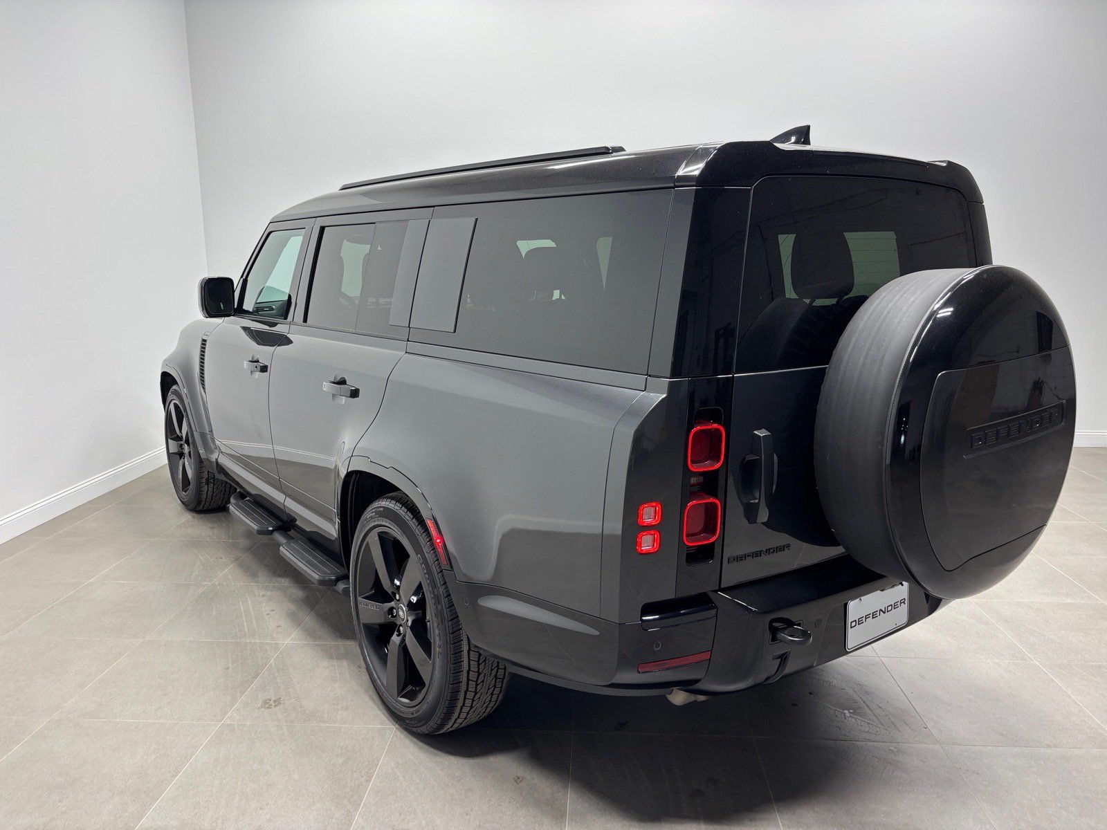 Used 2025 Land Rover Defender 110 X-Dynamic SE AWD/4WD image 10