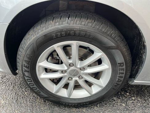 Used 2019 Dodge Grand Caravan SXT FWD image 14
