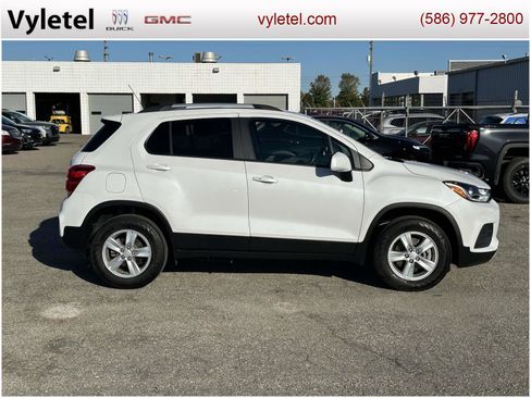 Certified 2022 Chevrolet Trax LT w/ LT Convenience Package image 2