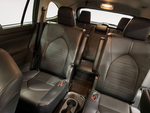 Used 2021 Toyota Highlander XLE FWD image 14