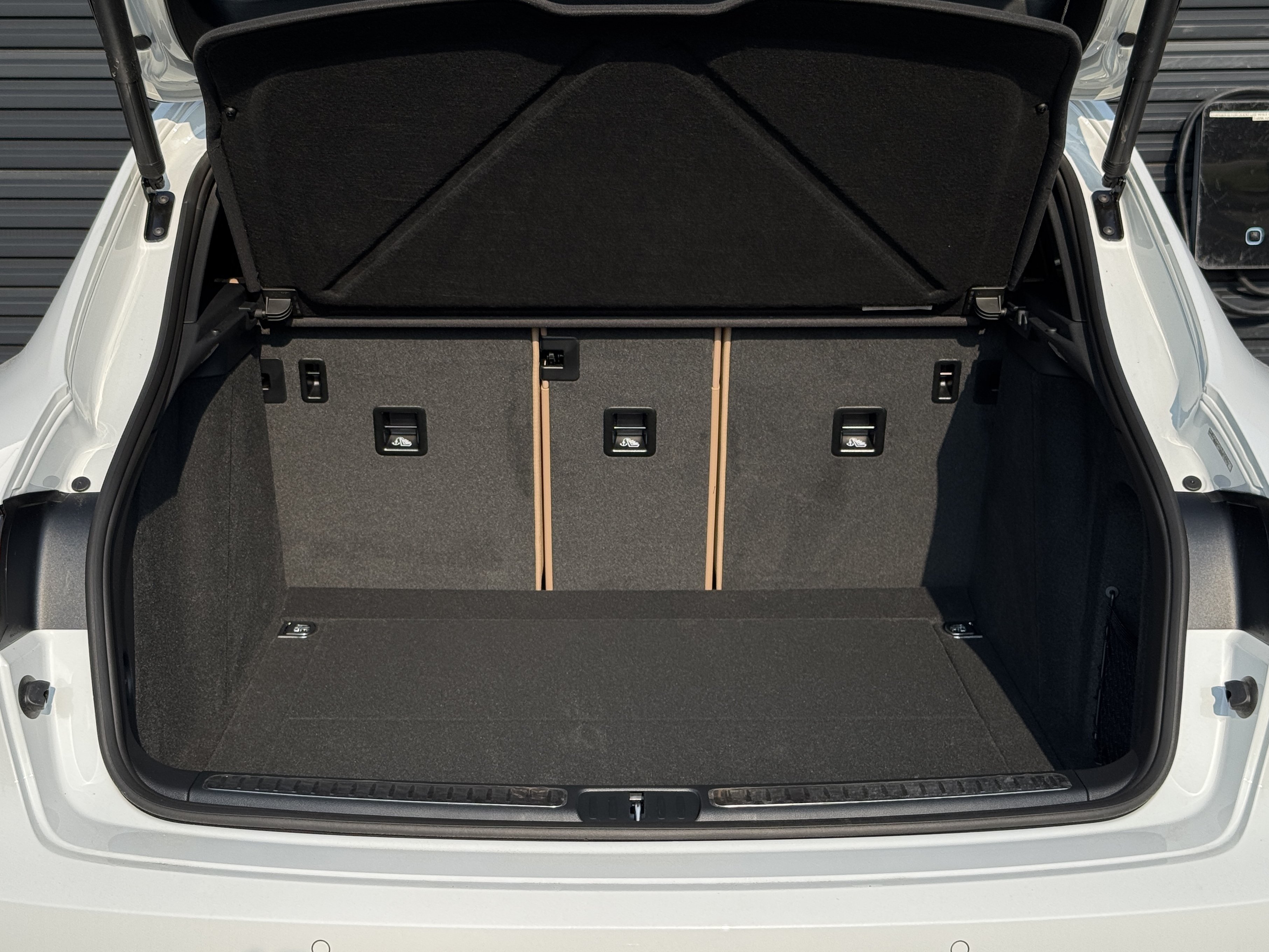 Certified 2025 Porsche Macan AWD/4WD image 32