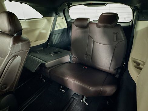 Certified 2022 Toyota Sienna Platinum image 24