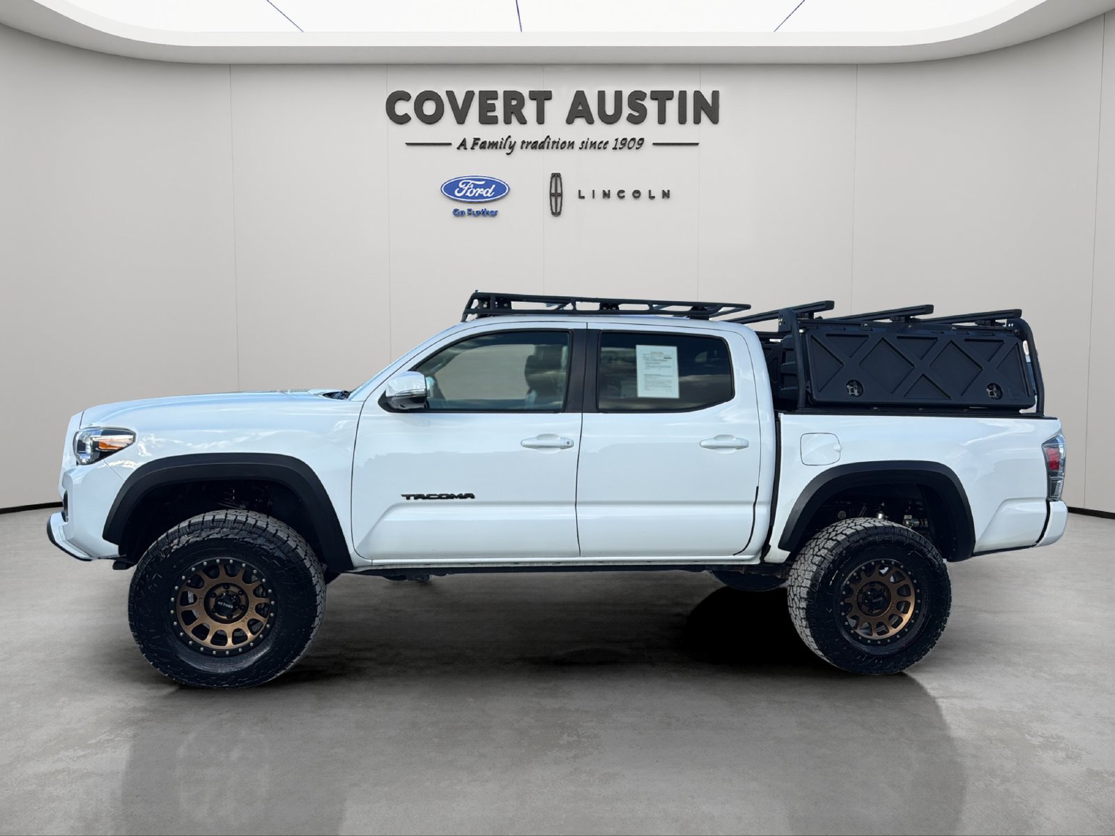 Used 2020 Toyota Tacoma TRD Off-Road w/ TRD Premium Off Road Package AWD/4WD image 2