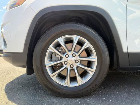 Used 2019 Jeep Cherokee Latitude Plus w/ Comfort/Convenience Group AWD/4WD image 26