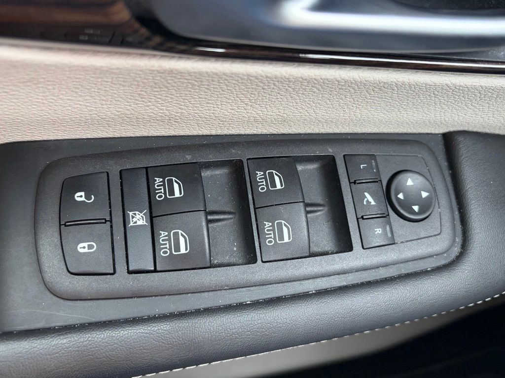 Used 2024 Chrysler Pacifica Limited FWD image 60
