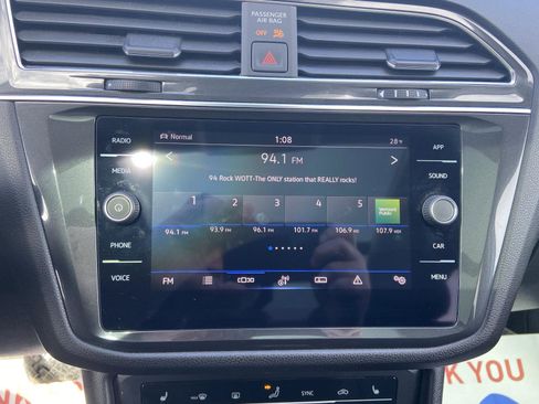 Used 2023 Volkswagen Tiguan SE w/ Panoramic Sunroof Package image 19