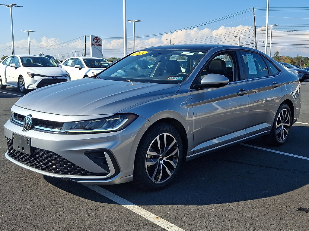 Used 2025 Volkswagen Jetta SE FWD image 3
