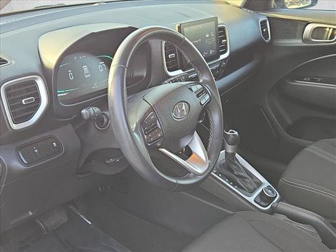 Used 2023 Hyundai Venue SEL FWD image 10