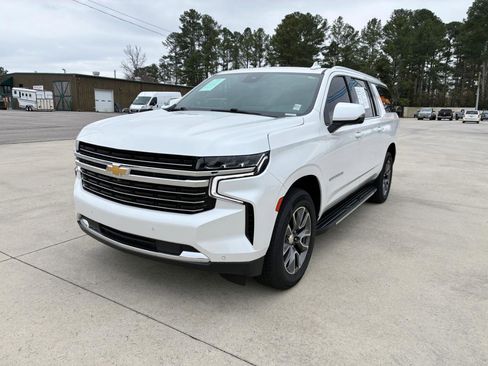 Used 2023 Chevrolet Suburban LT w/ Luxury Package image 2