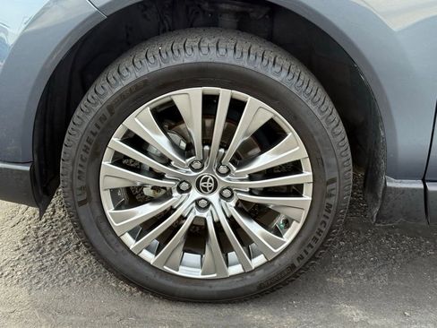 Used 2021 Toyota Venza XLE w/ Softex Package image 9