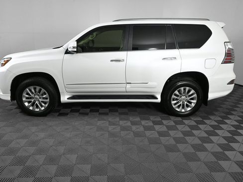 Used 2017 Lexus GX 460 image 3