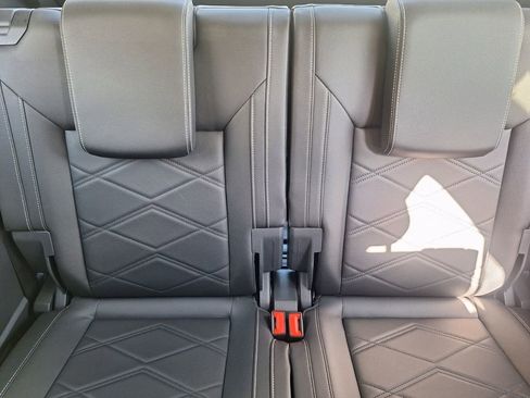 Used 2025 Volkswagen Atlas SE image 24