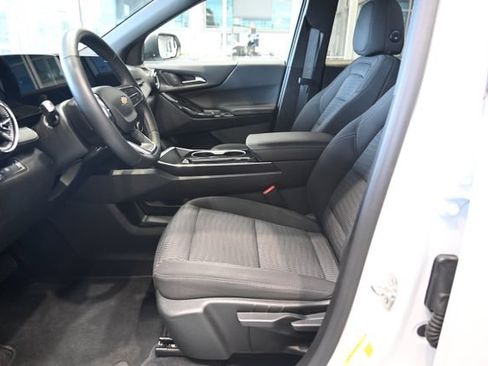 Used 2025 Chevrolet Equinox LT FWD image 9