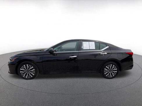 Used 2025 Nissan Altima 2.5 SV FWD image 8