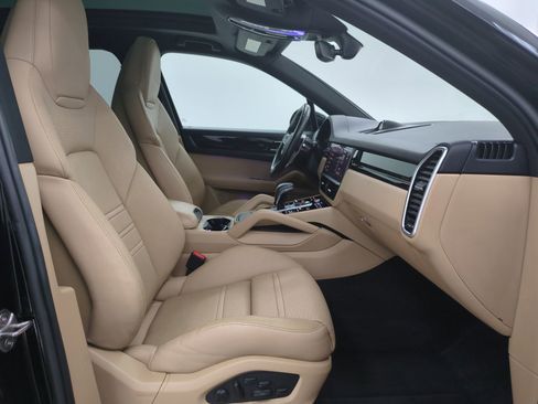 Certified 2023 Porsche Cayenne Platinum Edition image 26