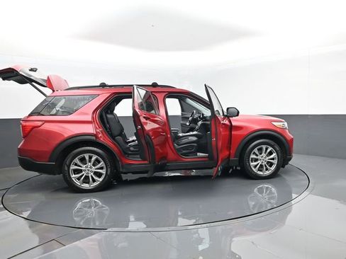 Used 2020 Ford Explorer XLT w/ Equipment Group 202A AWD/4WD image 32