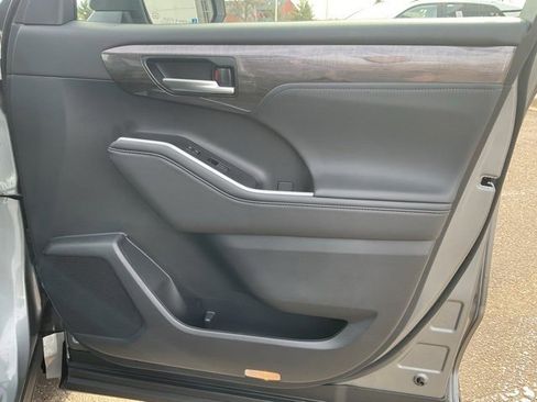 New 2026 Toyota Highlander Platinum image 14