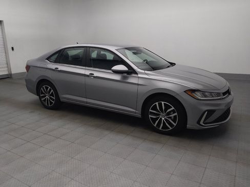 Used 2025 Volkswagen Jetta SE FWD image 11