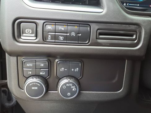 Certified 2024 Chevrolet Suburban RST w/ Luxury Package AWD/4WD image 18