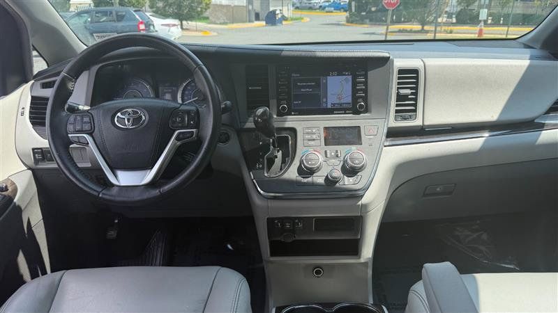 Used 2018 Toyota Sienna XLE w/ XLE Navigation Package FWD image 28