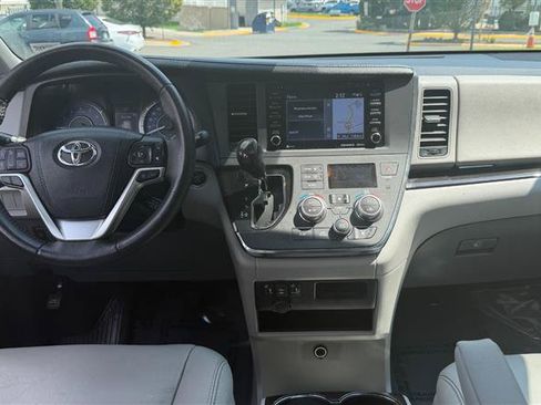 Used 2018 Toyota Sienna XLE w/ XLE Navigation Package FWD image 28