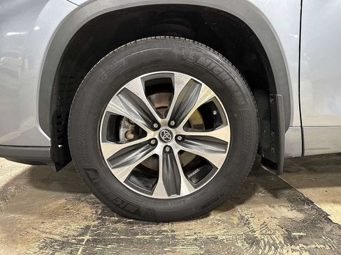 Used 2023 Toyota Highlander XLE AWD/4WD image 10