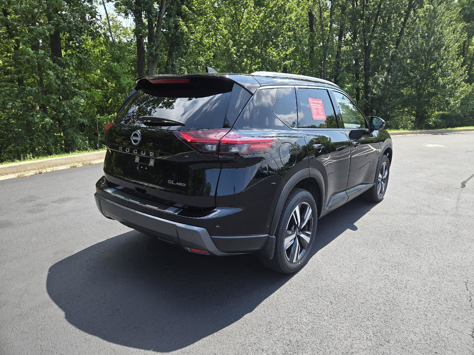 Used 2025 Nissan Rogue SL AWD/4WD image 3