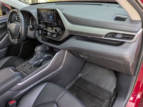 Used 2022 Toyota Highlander XLE image 37