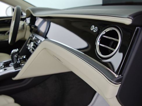 Certified 2023 Bentley Flying Spur Plug-In Hybrid AWD/4WD image 39